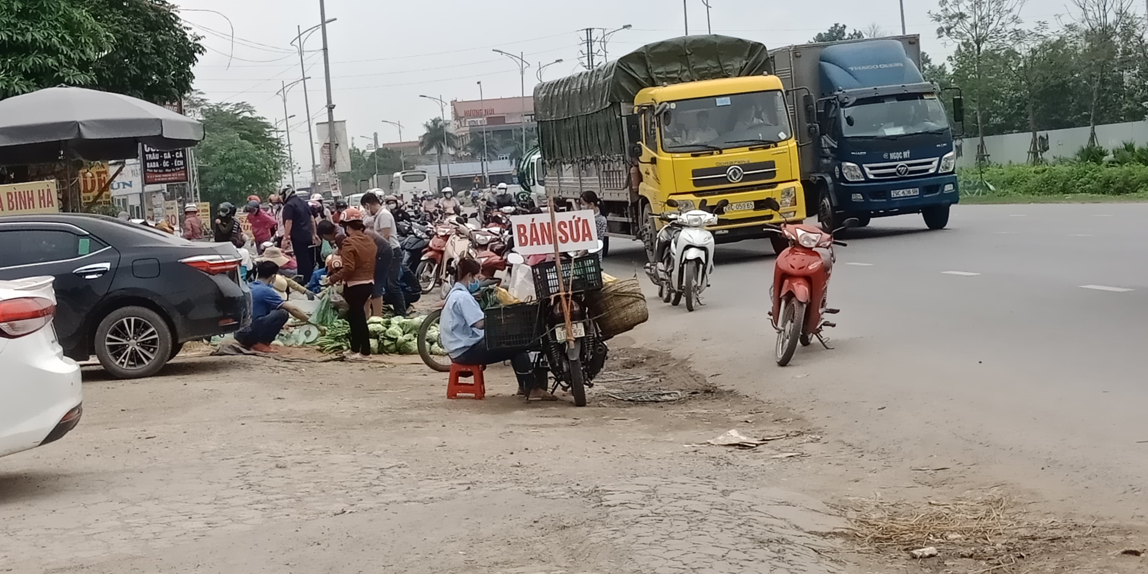 Họp chợ ven Quốc lộ 18 gây mất an toàn giao thông