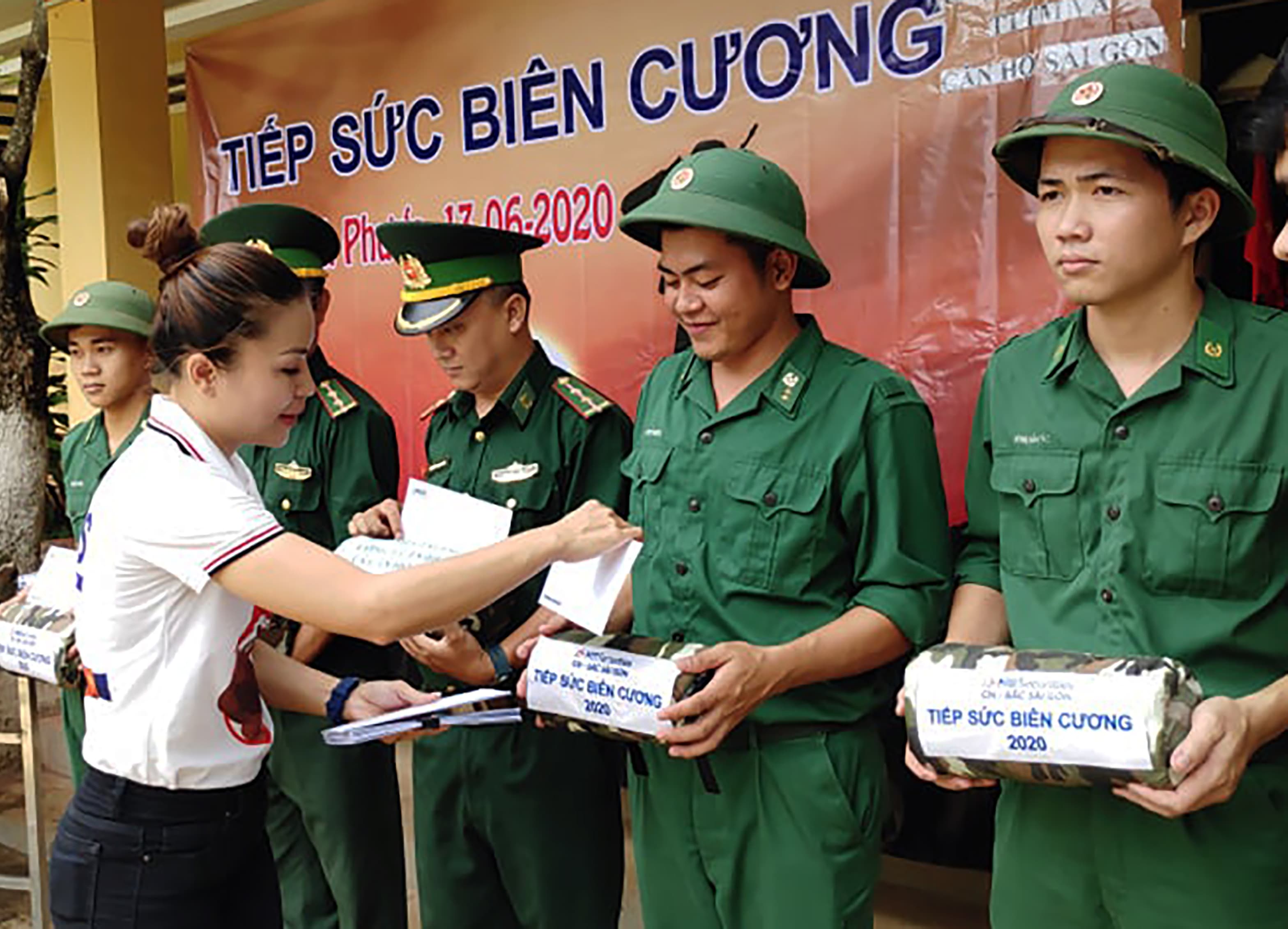 Trao quà tặng cán bộ, chiến sĩ Bộ đội Biên phòng Bình Phước thực hiện nhiệm vụ chống dịch