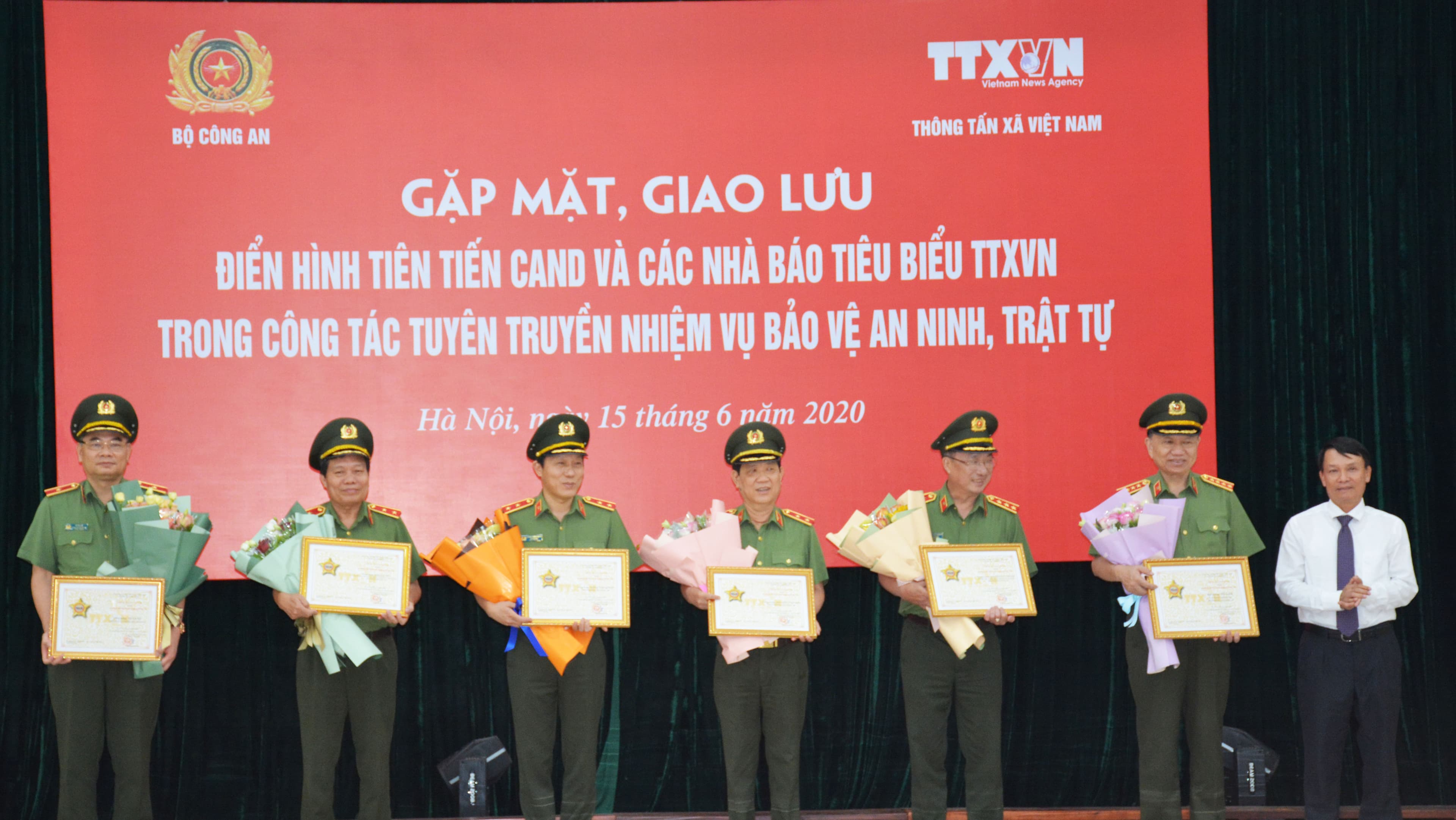 Giao lưu điển hình tiên tiến Công an Nhân dân và các nhà báo tiêu biểu