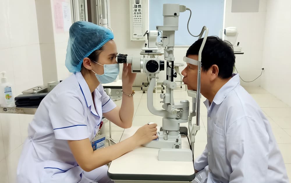 Nữ điều dưỡng tận tâm với công việc