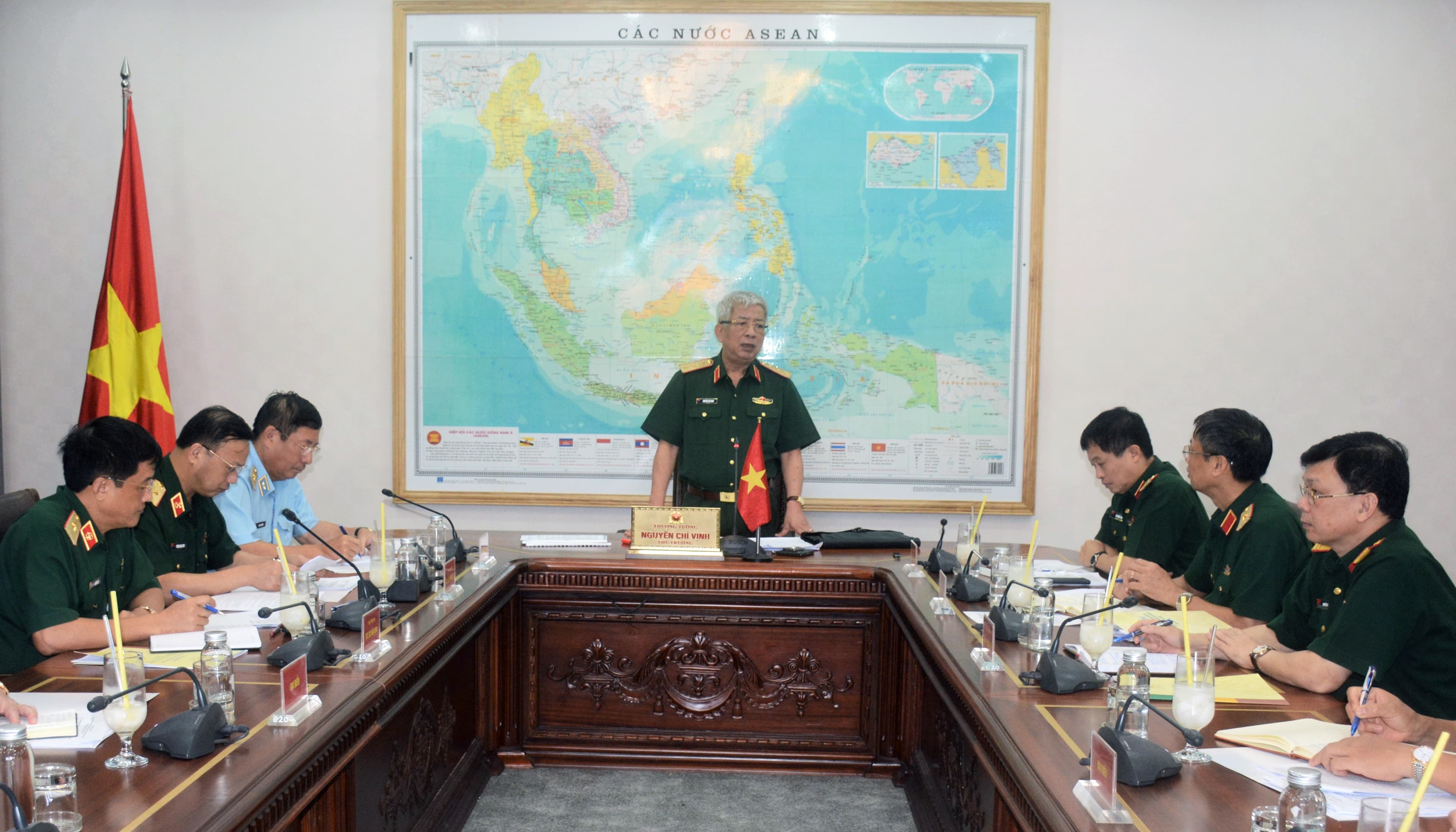 Thượng tướng Nguyễn Chí Vịnh làm việc với các cơ quan về chương trình khắc phục hậu quả sau chiến tranh