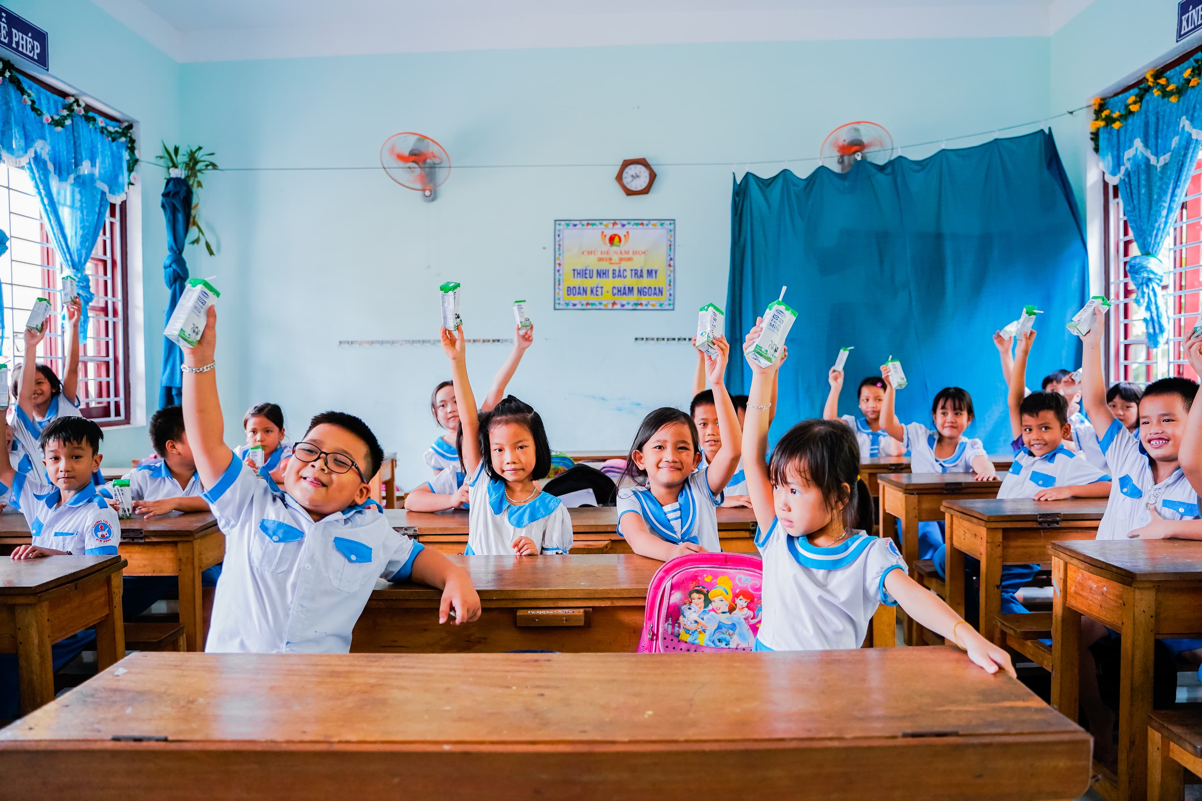 Niềm vui của trẻ em vùng cao khi được hưởng thụ sữa học đường