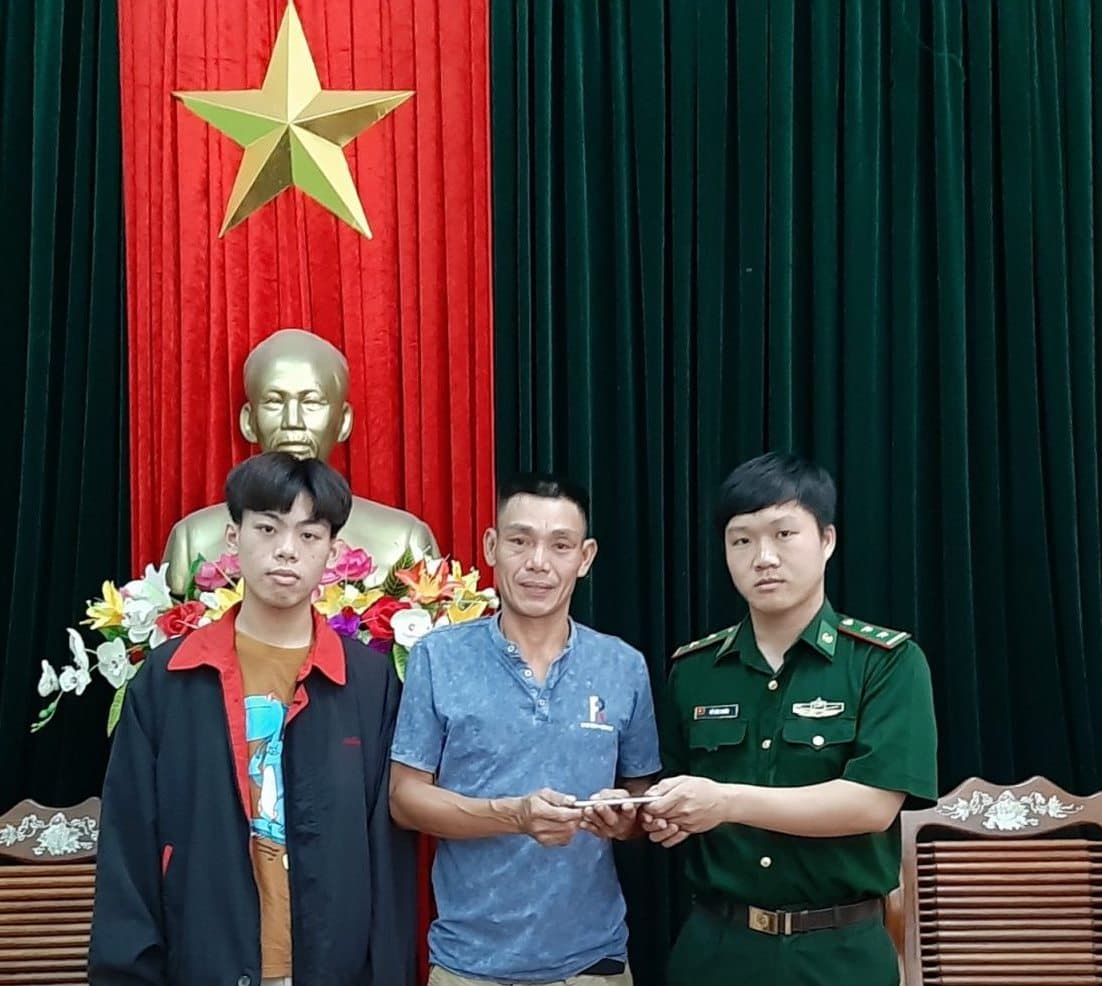 Trung úy Đỗ Văn Chiến trả lại tài sản cho người đánh rơi