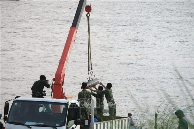 Trục vớt an toàn quả bom còn nguyên ngòi nổ dưới sông Hồng