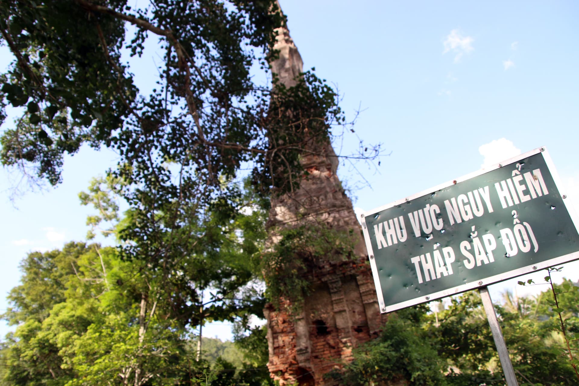 Một tháp cổ có nguy cơ đổ sập