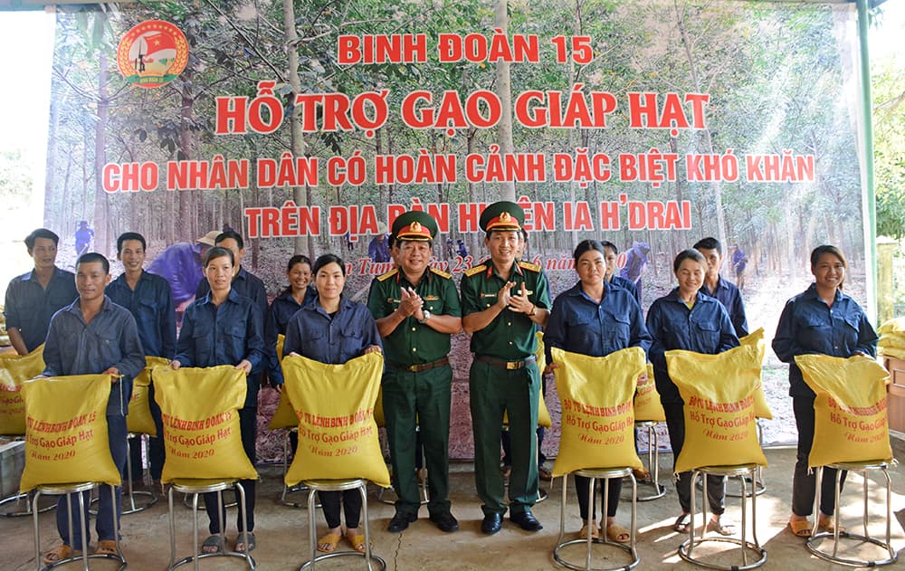 Binh đoàn 15 tặng gạo cho người dân vùng biên giới tỉnh Kon Tum