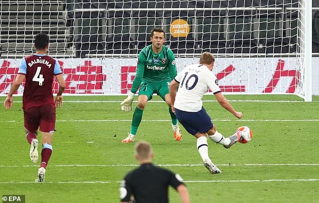Tottenham chật vật vượt qua West Ham nhờ pha phản lưới nhà của hậu vệ Tomas Soucek