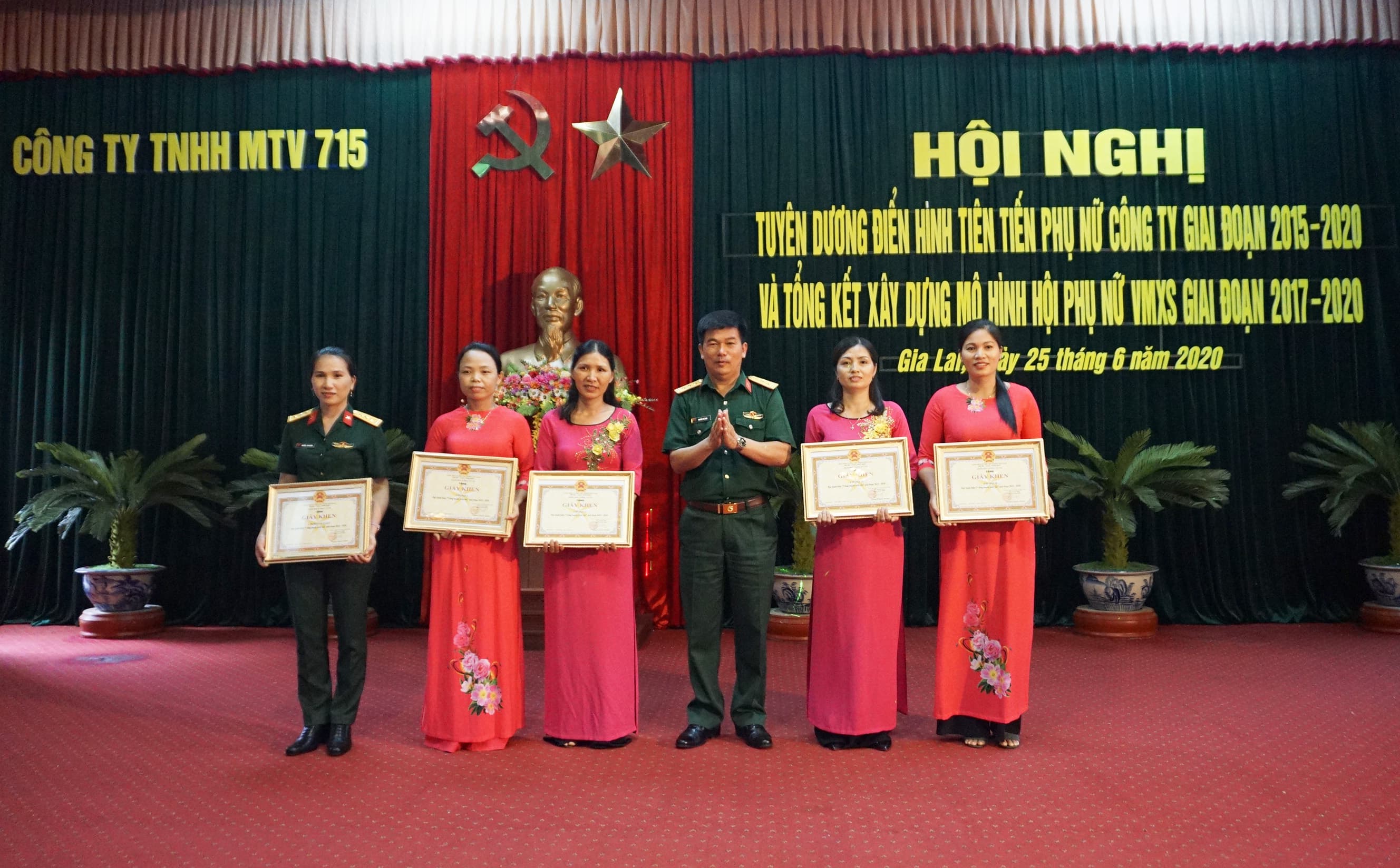Công ty 715 tuyên dương điển hình phụ nữ tiên tiến