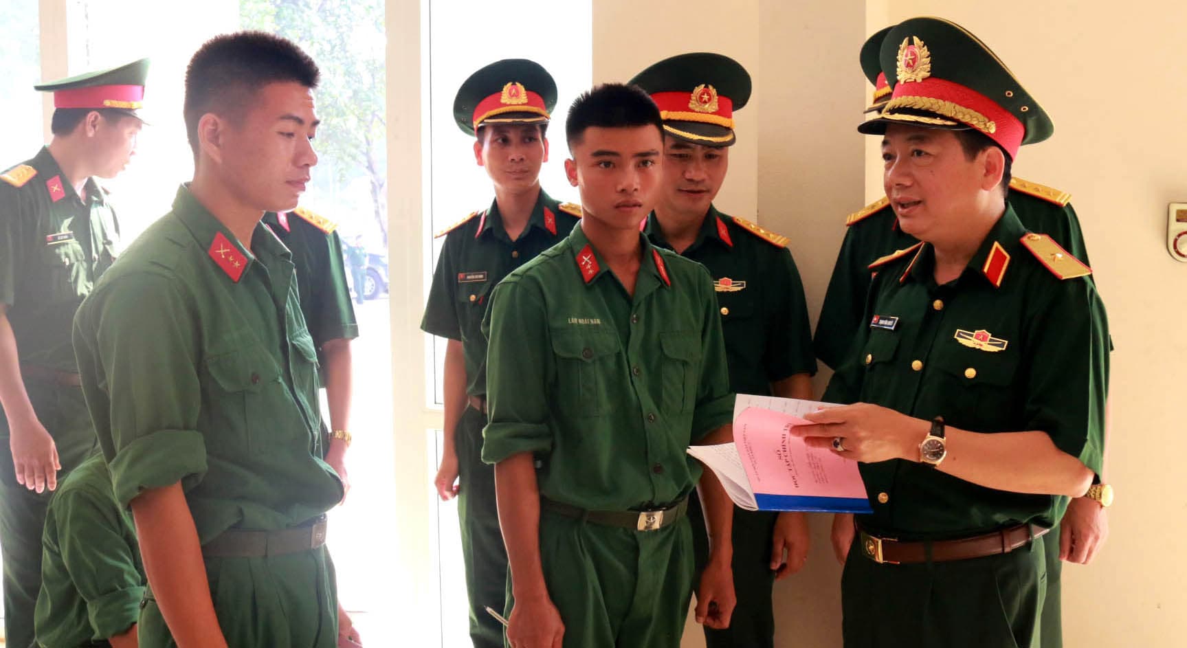 Đổi mới tư duy, nâng cao năng lực lãnh đạo xây dựng LLVT Quân khu 2 vững mạnh toàn diện