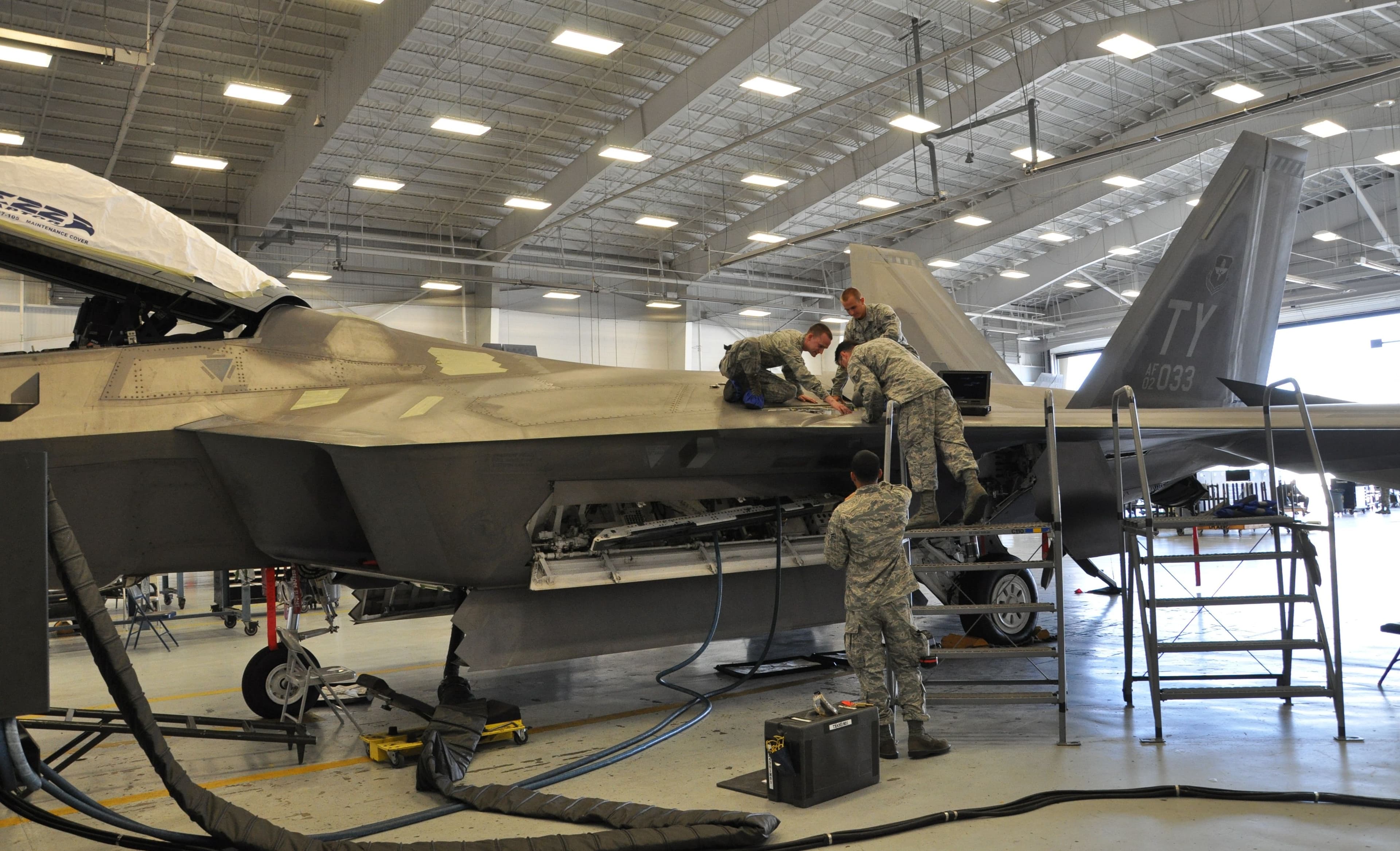 Không quân Mỹ thiếu động cơ dành cho máy bay F-22 Raptor