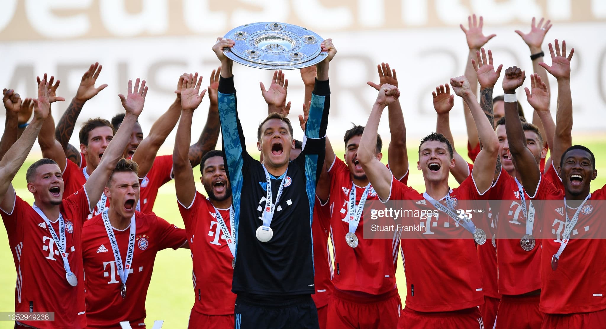 Bayern Munich nâng Đĩa bạc vô địch Bundesliga 2019-2020