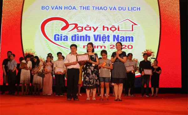 Trao giải Cuộc thi "Gia đình đọc sách - Gắn kết yêu thương năm 2020”