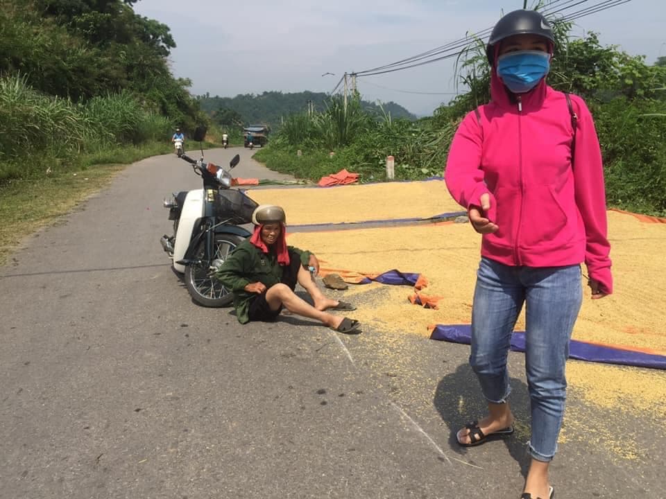 Tùy tiện phơi nông sản gây mất an toàn giao thông