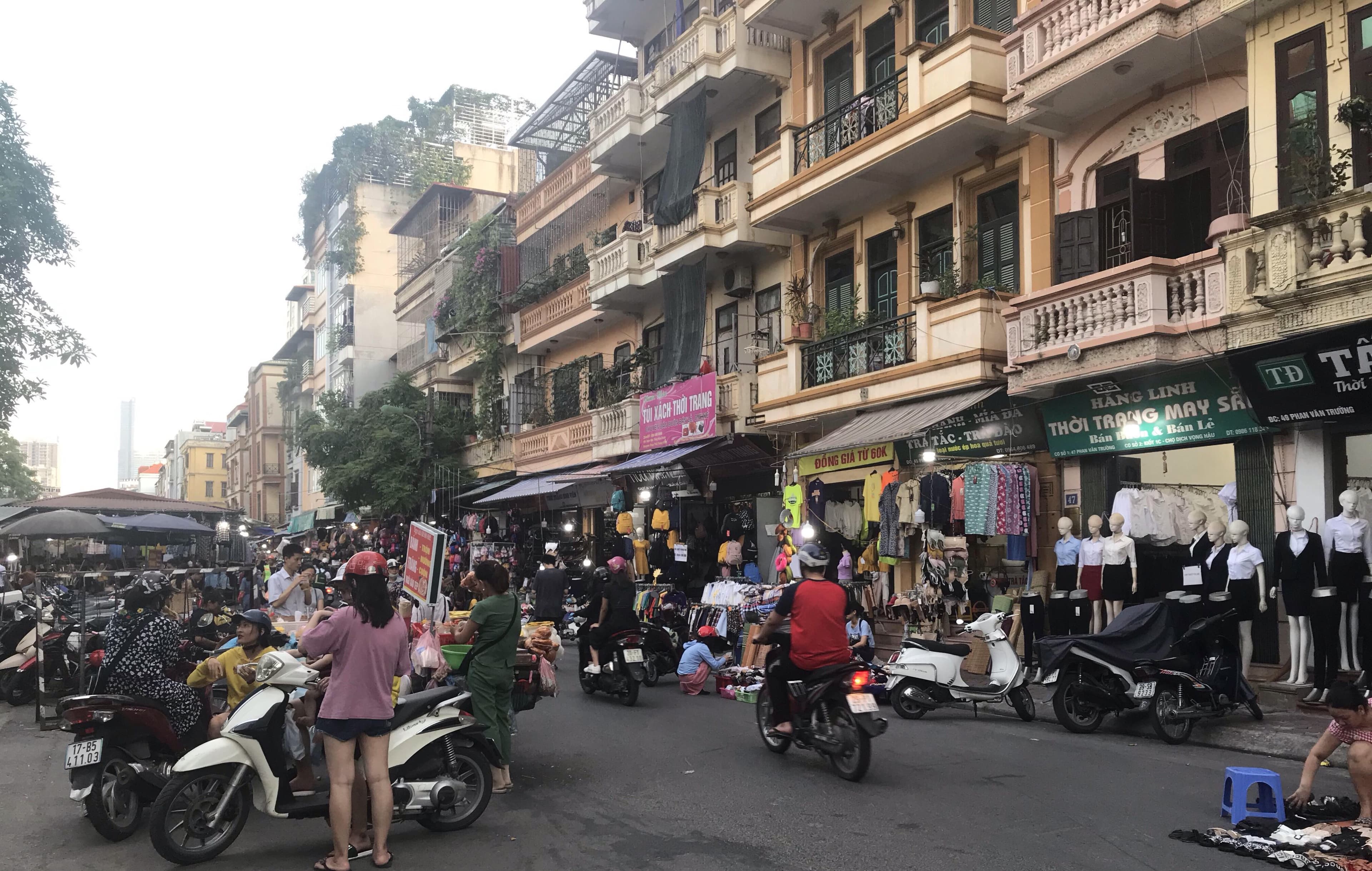 Nguy cơ mất an toàn giao thông tại chợ sinh viên