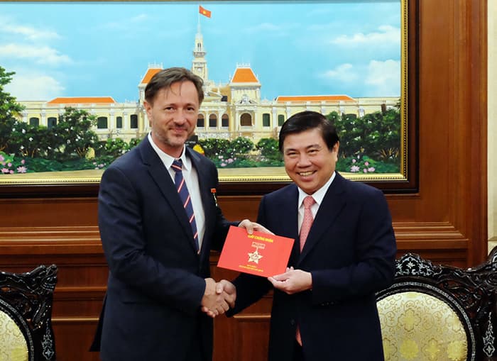 Trao Huy hiệu Thành phố Hồ Chí Minh tặng Tổng lãnh sự Hungary