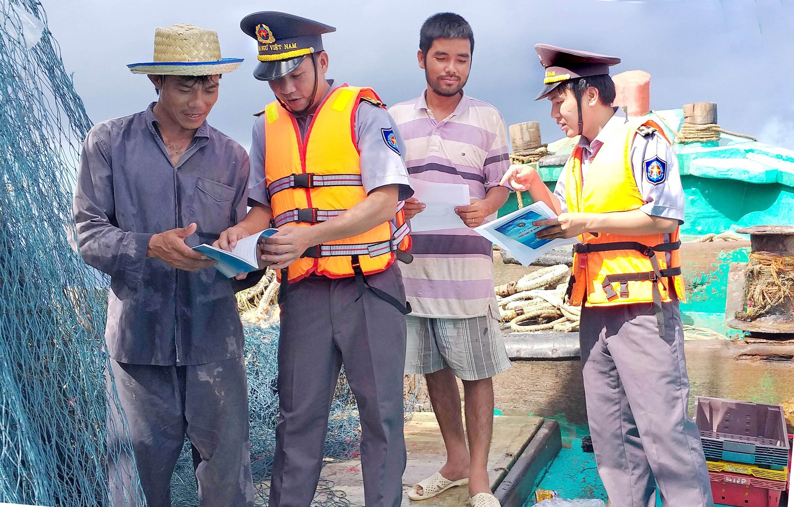 Hỗ trợ ngư dân vươn khơi đúng pháp luật