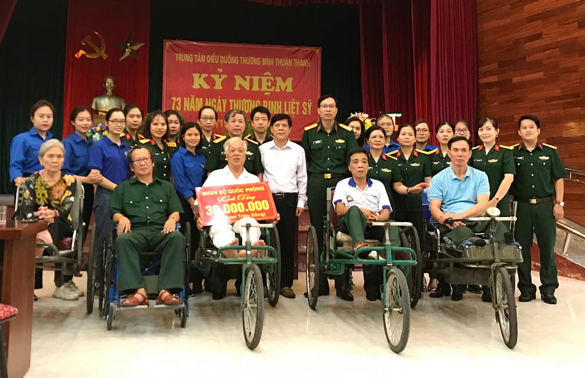 Thăm và tặng quà Trung tâm Điều dưỡng thương binh Thuận Thành
