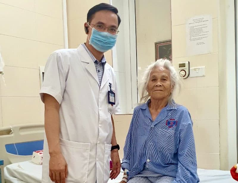 Người cao tuổi bị ung thư: Đừng vội từ bỏ điều trị