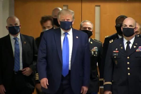 Tổng thống D.Trump lần đầu tiên đeo khẩu trang xuất hiện trước công chúng
