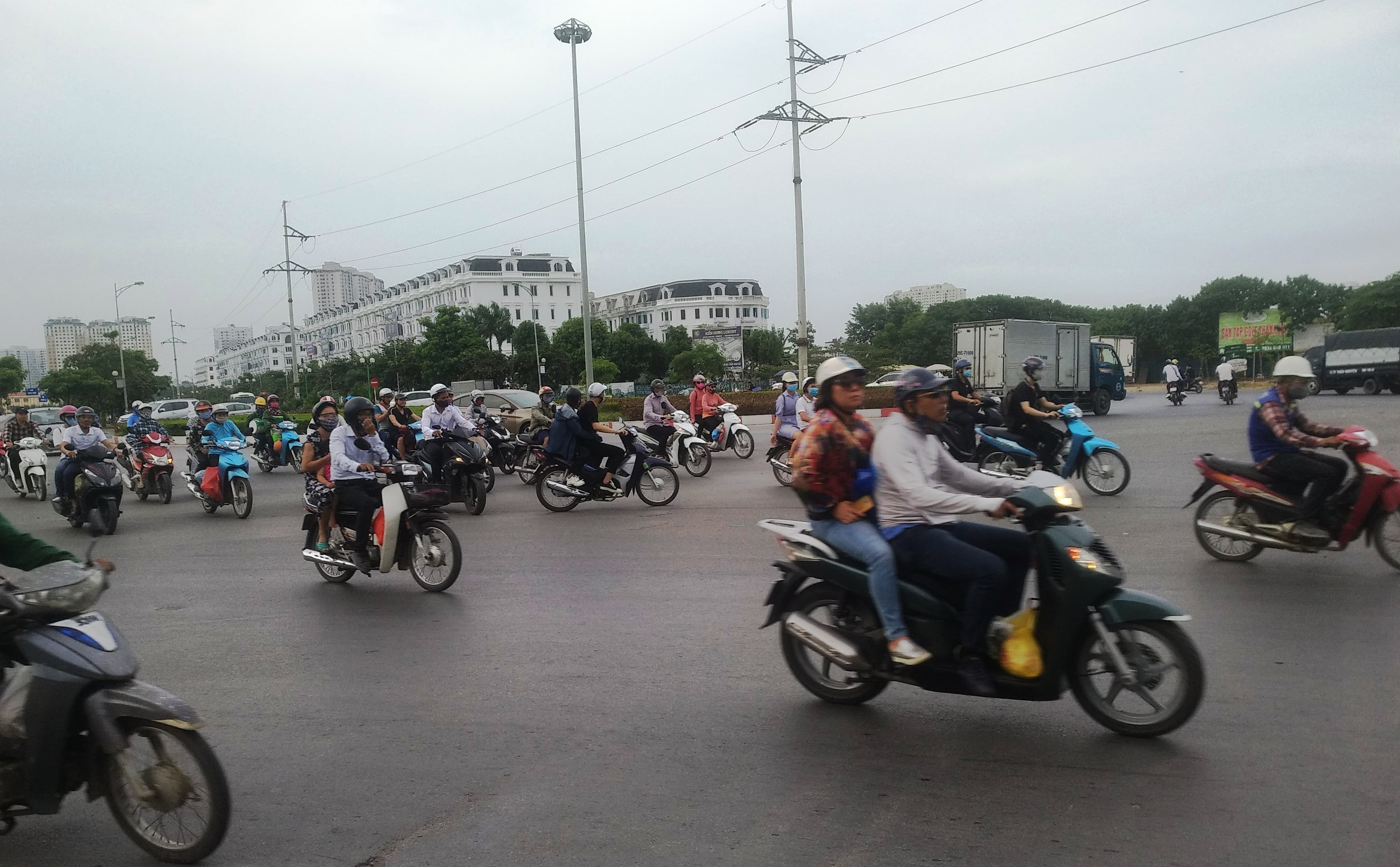 Cần lắp đèn tín hiệu giao thông ở ngã ba vòng xuyến Văn Điển-Thanh Oai