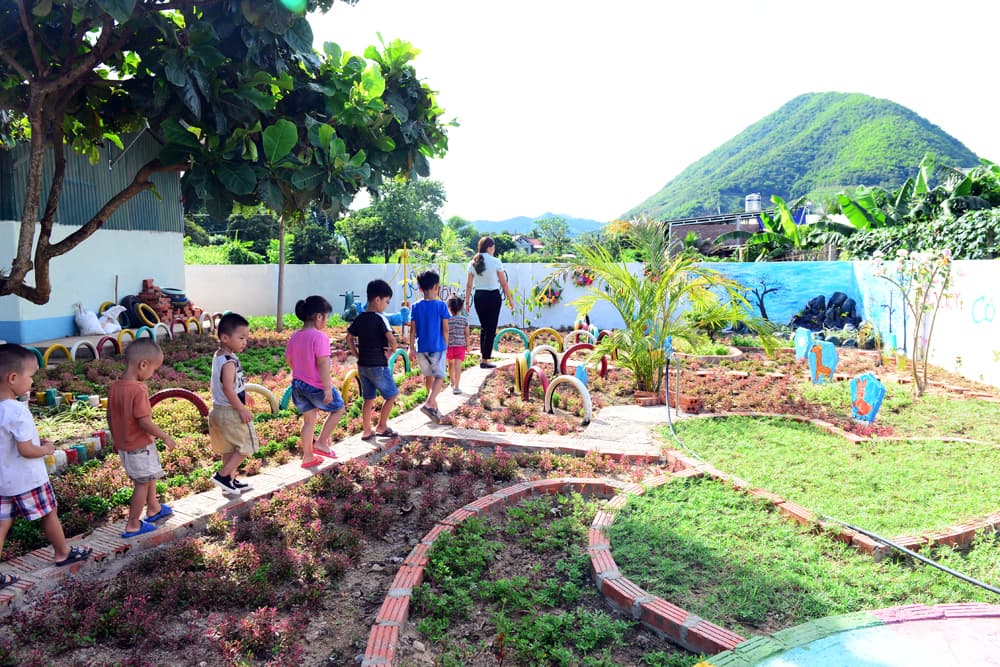 Mang sân chơi đến với trẻ em vùng biên