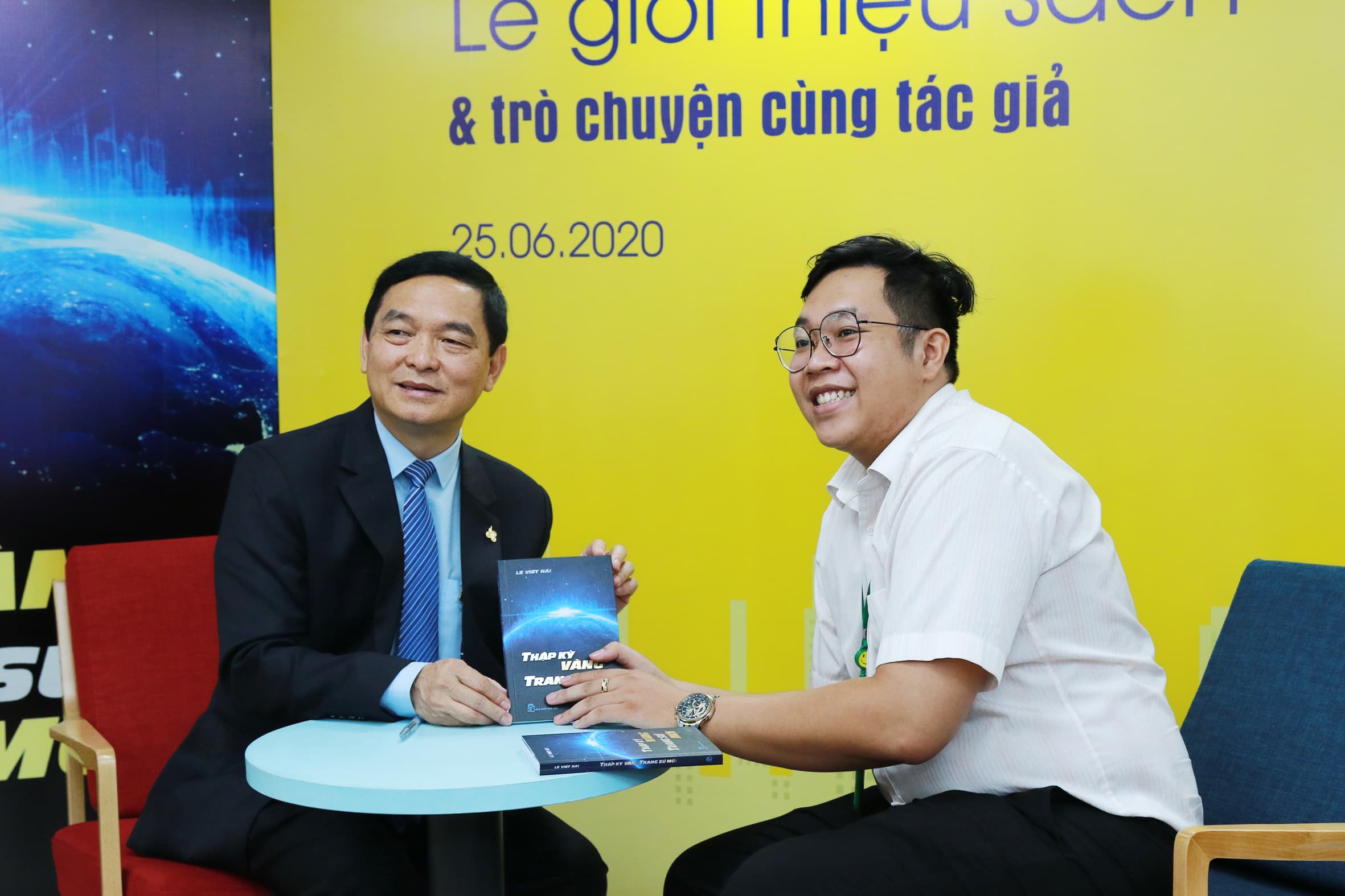 Giới thiệu sách “Thập kỷ vàng - trang sử mới” và giao lưu với tác giả Lê Viết Hải
