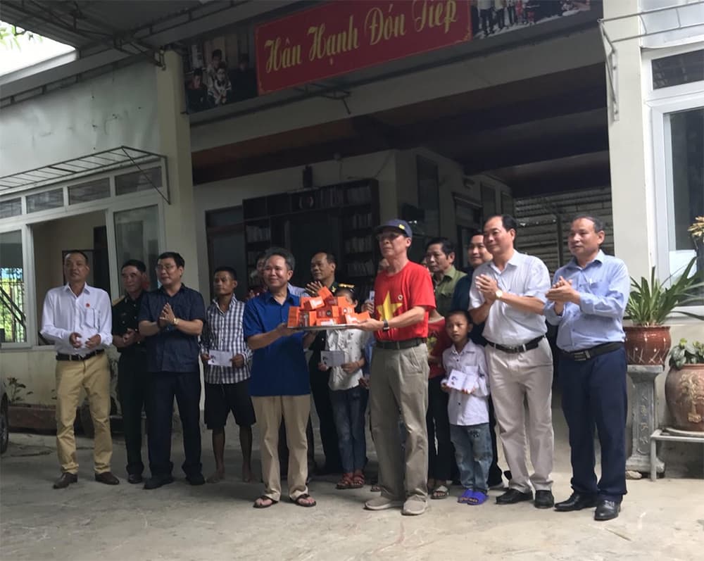 Ông tiến sĩ - thương binh chiếu sáng