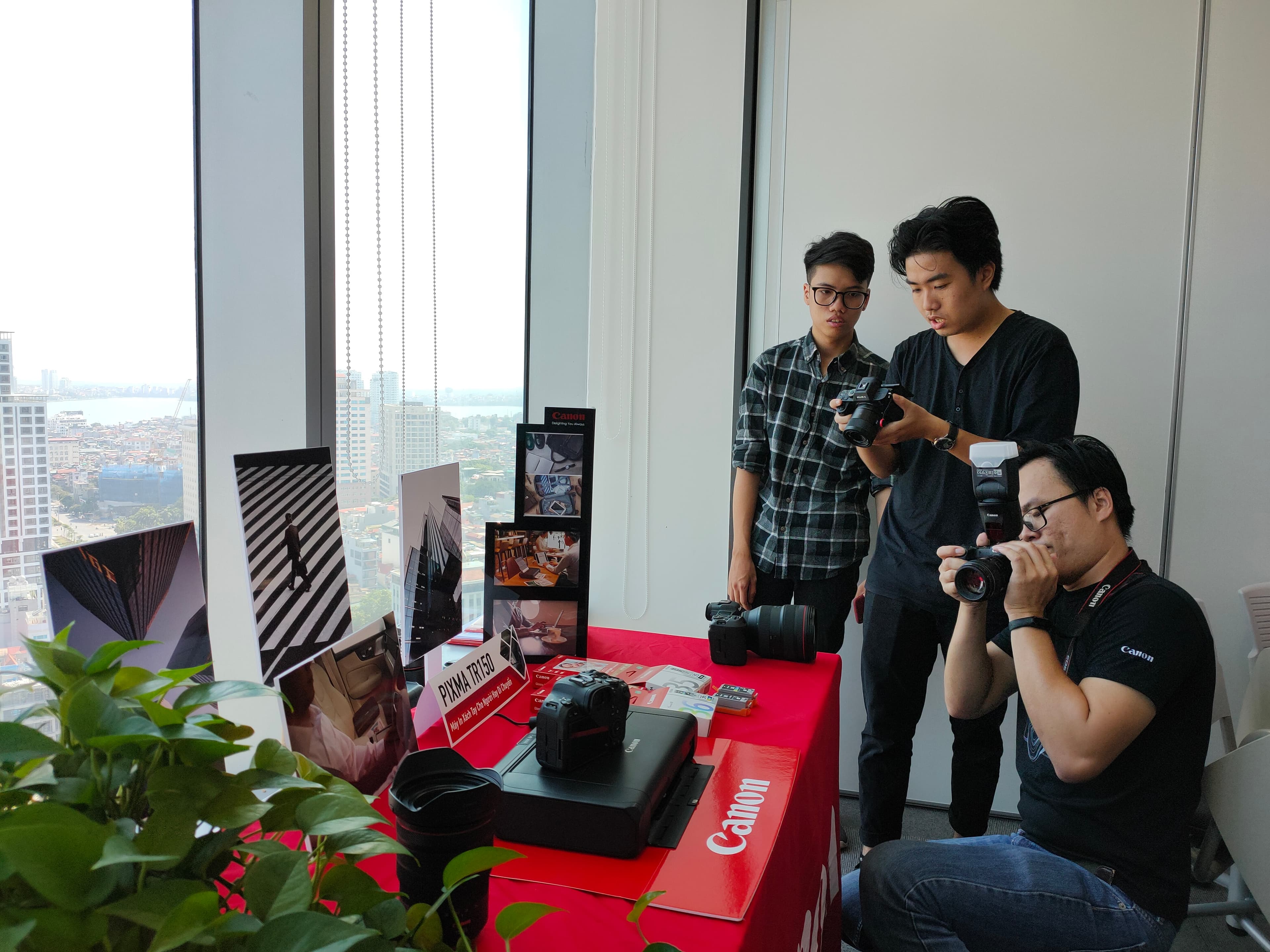 Ra mắt dòng máy ảnh có khả năng quay video 8K đầu tiên