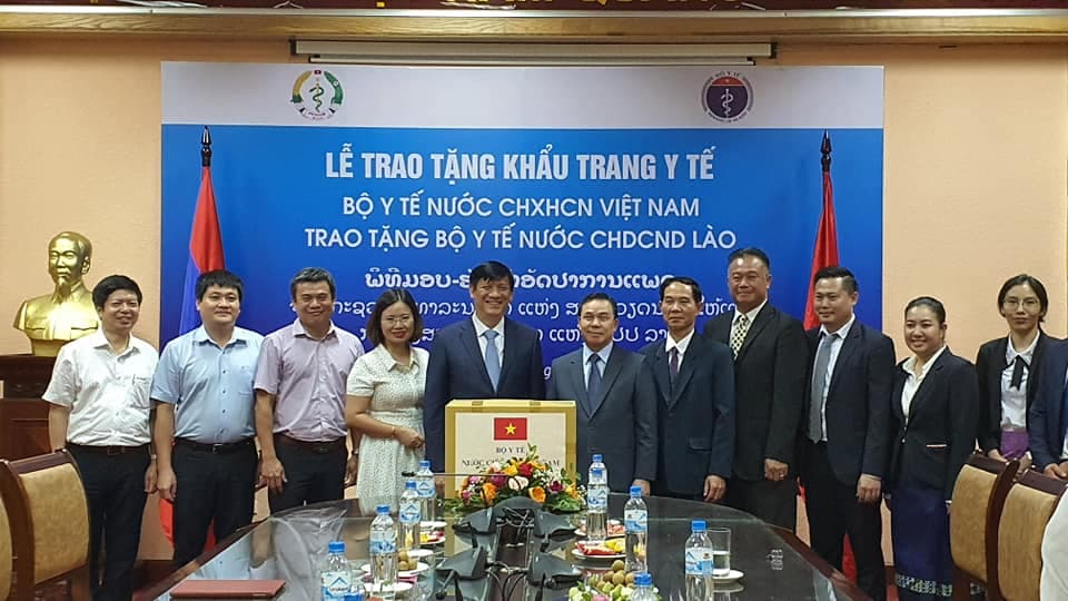 Bộ Y tế Việt Nam trao tặng Bộ Y tế CHDCND Lào 200.000 khẩu trang y tế
