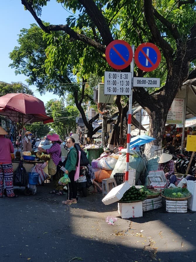 TP Đà Nẵng: Lộn xộn trước cổng chợ Cồn
