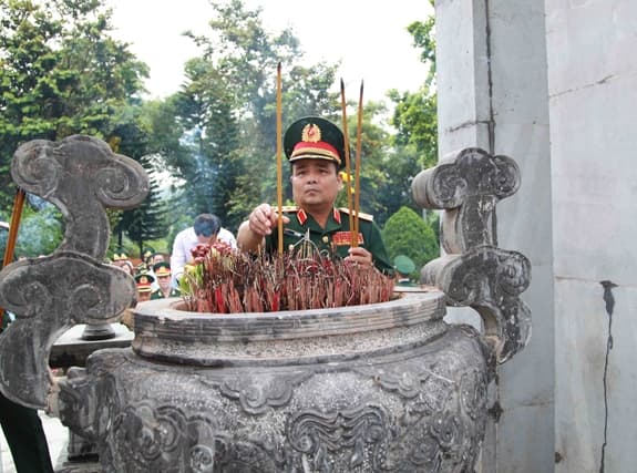 Đoàn công tác Bộ Quốc phòng dâng hương Đài tưởng niệm các Anh hùng liệt sĩ Pò Hèn