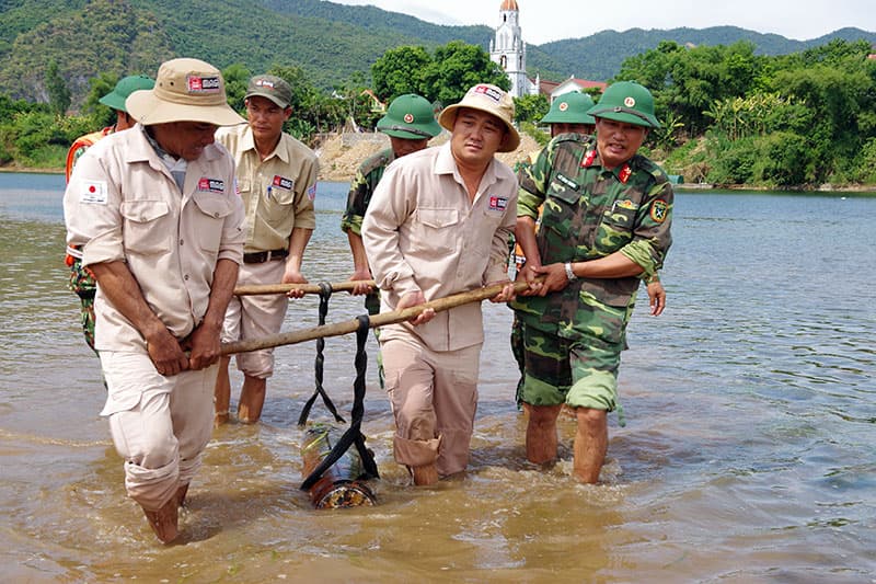 Xử lý an toàn quả bom nặng 227kg được phát hiện trên sông Gianh