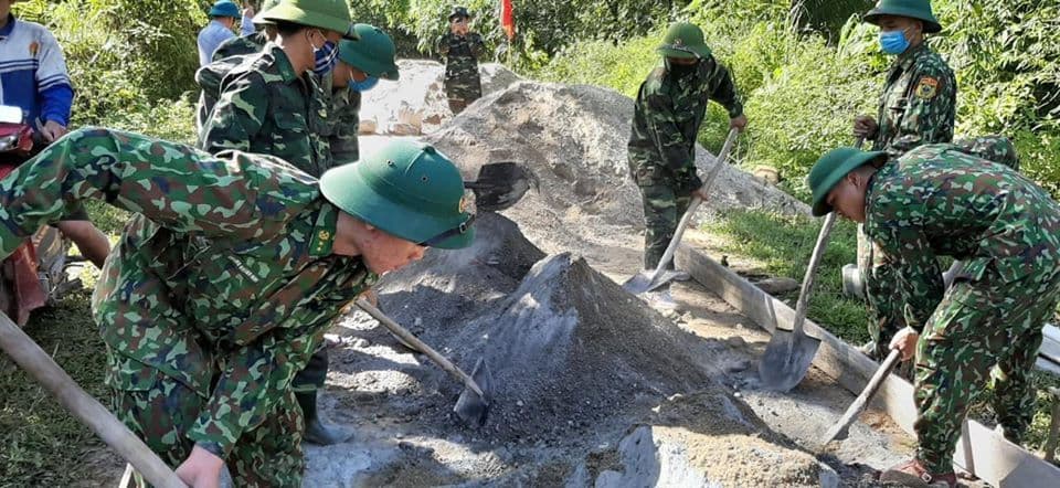 Bộ đội và dân bản góp công, góp tiền làm đường giao thông