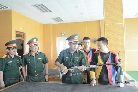 Trung tướng Phùng Sĩ Tấn thăm và làm việc tại Trung tâm Thể dục thể thao Quân đội