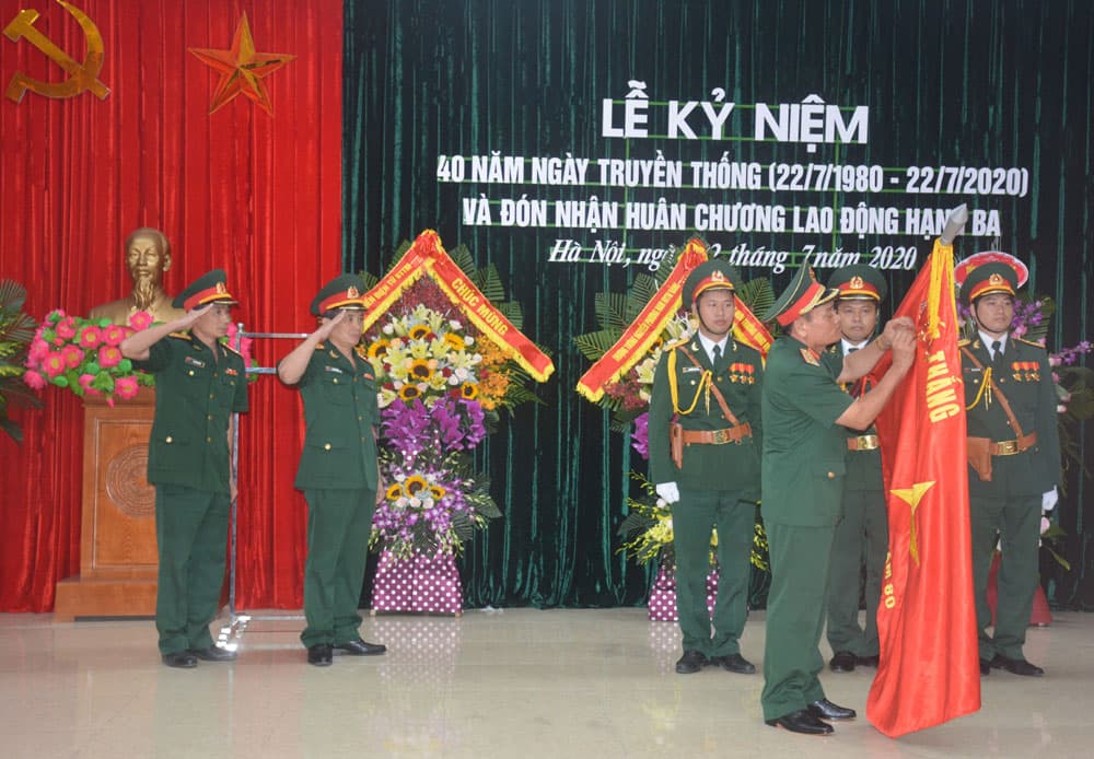 Trung tâm Kỹ thuật Tác chiến điện tử 80 đón nhận Huân chương Lao động hạng Ba
