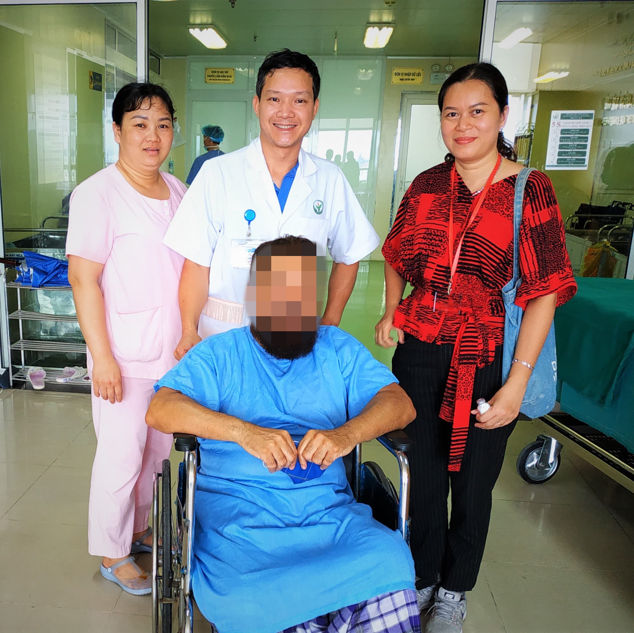 Phẫu thuật cho bệnh nhân người nước ngoài thoái hóa khớp háng có bệnh lý phức tạp