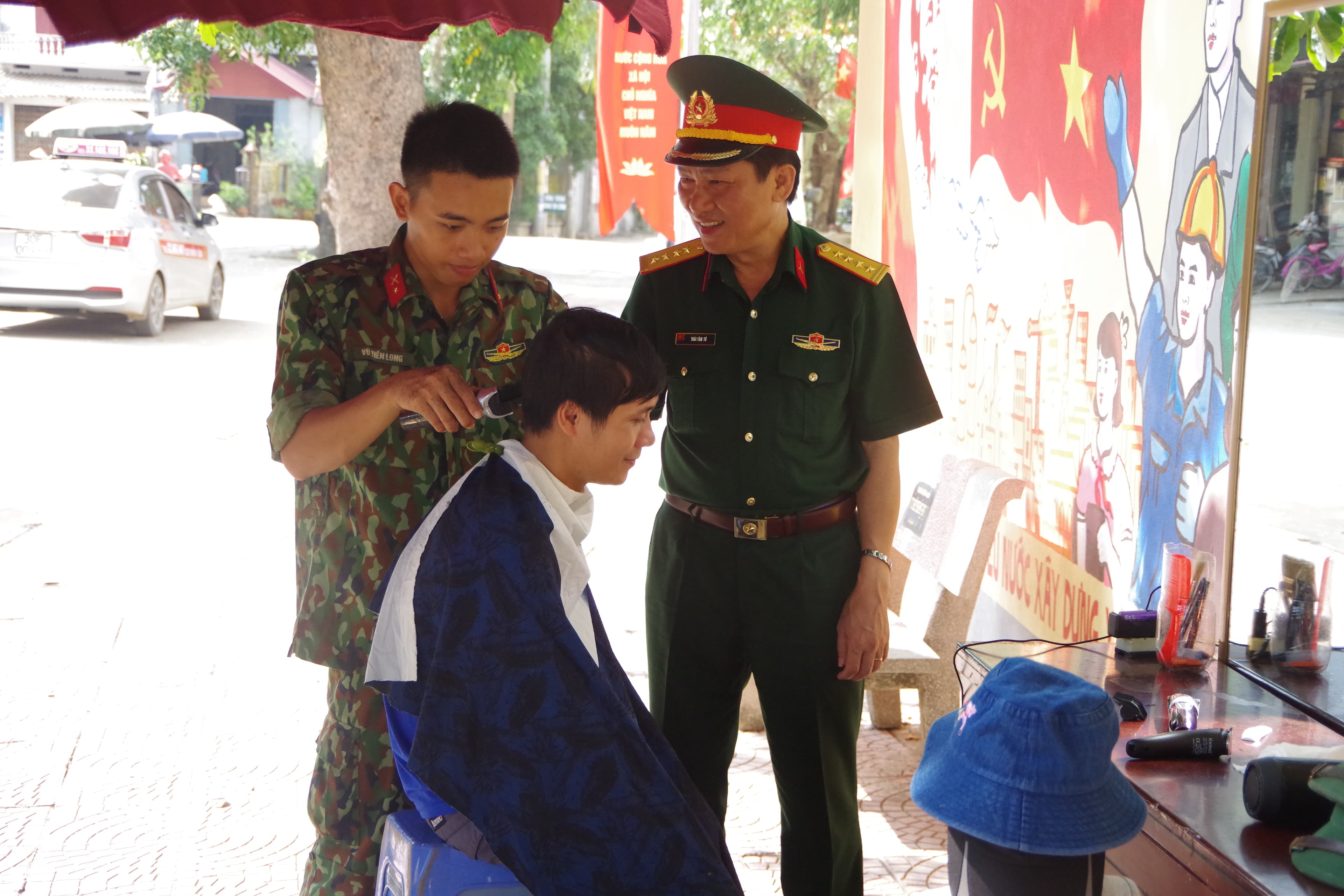 Việc nhỏ gắn kết tình quân dân