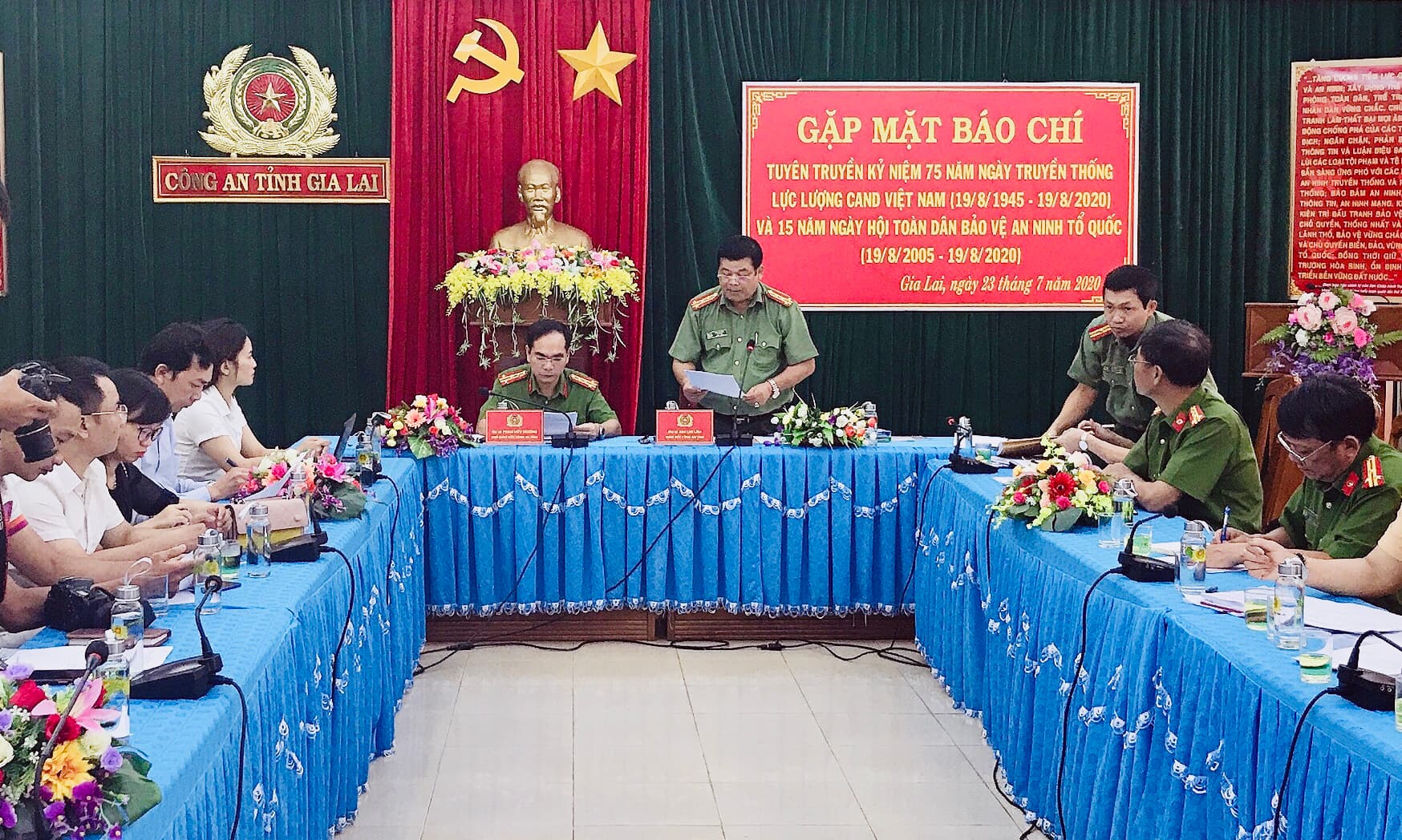 Gặp mặt báo chí phối hợp tuyên truyền kỷ niệm 75 Ngày truyền thống lực lượng CAND
