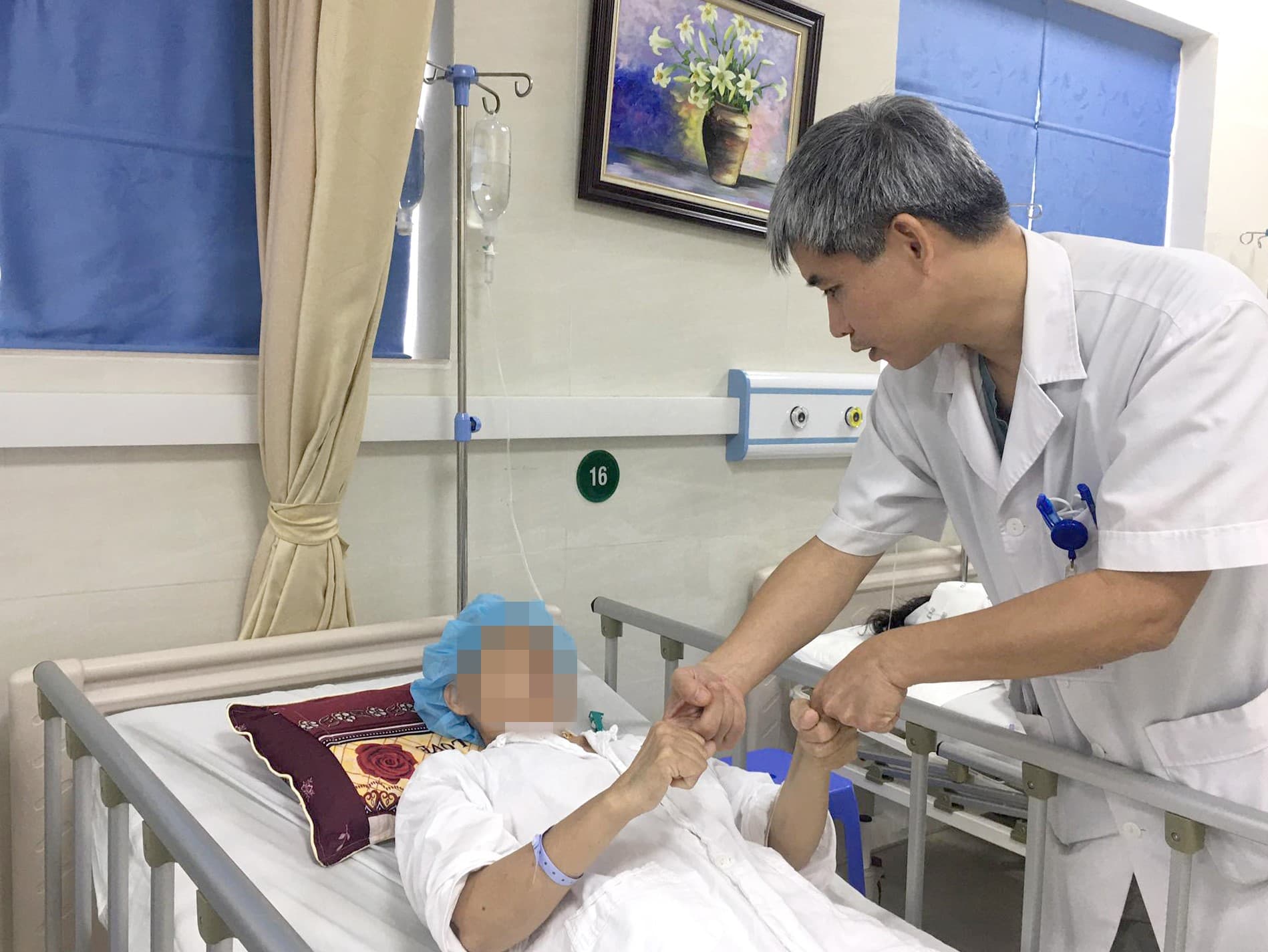 Bệnh viện Việt Đức phẫu thuật thành công cho bệnh nhân có khối u màng não lớn