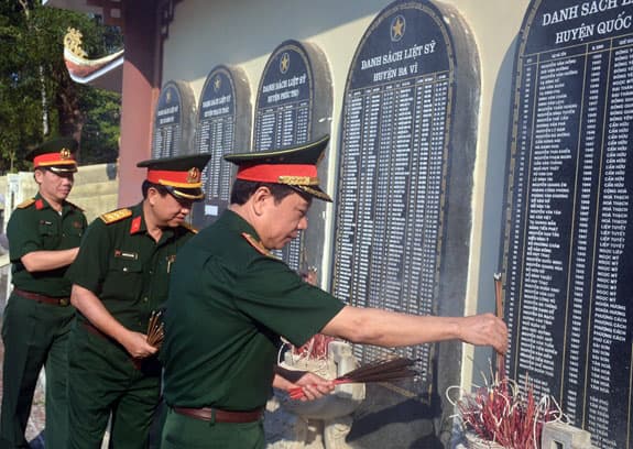 Đoàn công tác Bộ Quốc phòng dâng hương, tưởng niệm các anh hùng, liệt sĩ tại tỉnh Quảng Trị