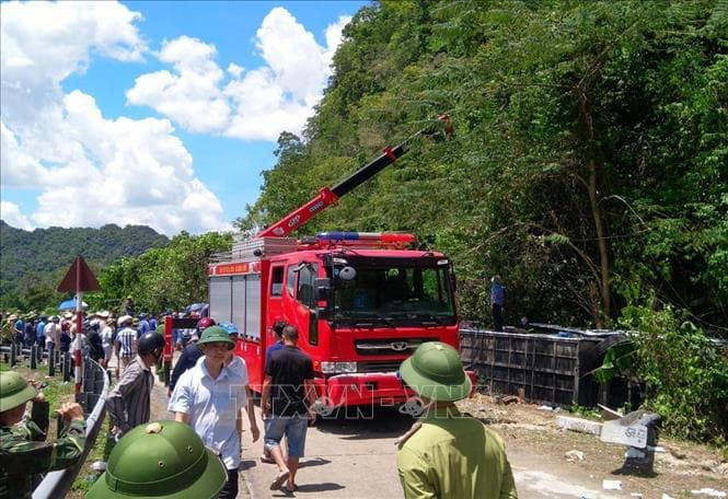 Tai nạn giao thông đặc biệt nghiêm trọng làm 13 người tử vong tại Quảng Bình