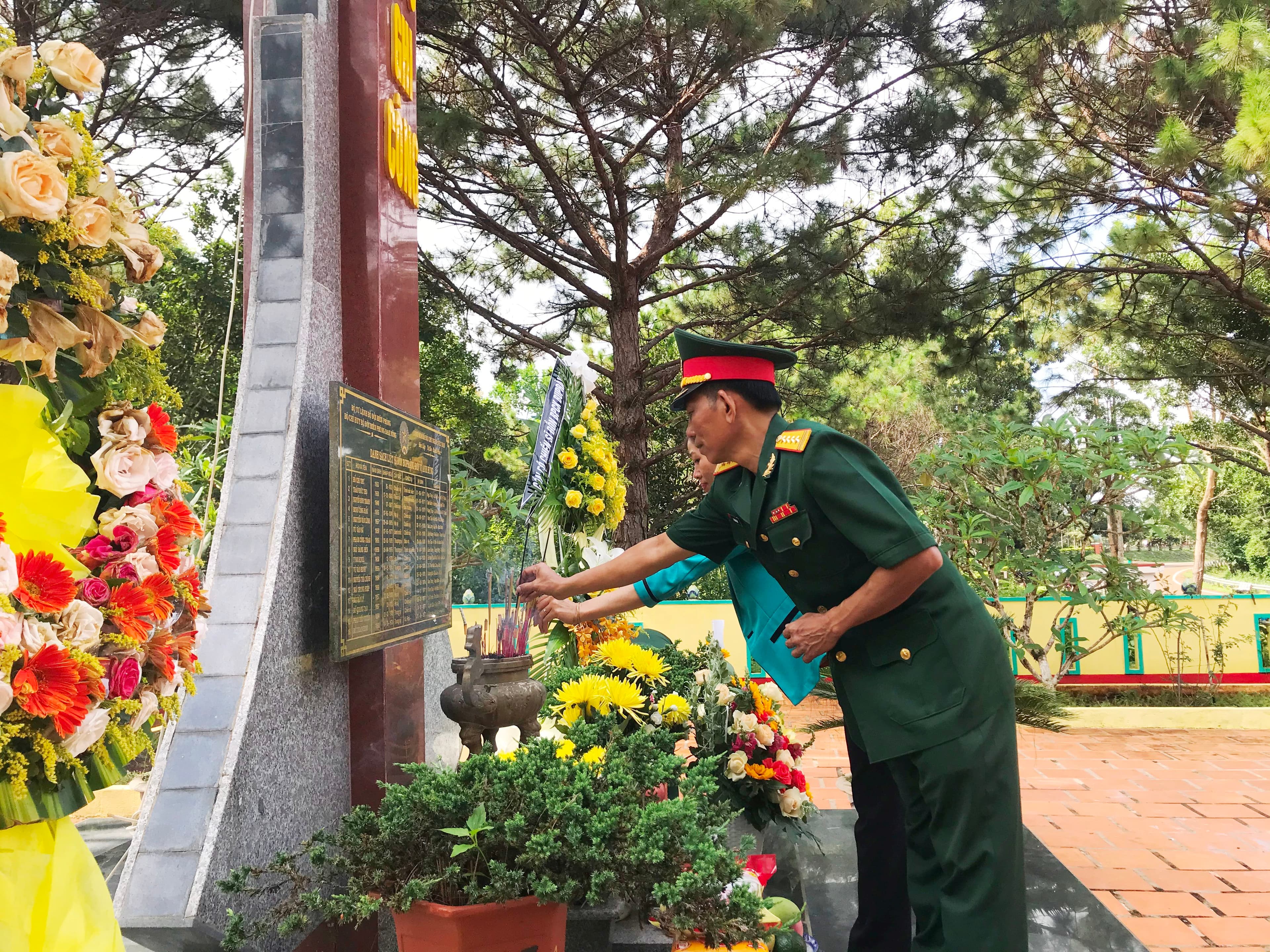 Trung đoàn 726 tặng quà người có công