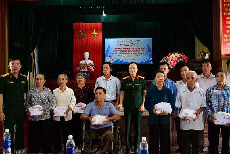 Tặng quà thương binh nặng và các gia đình chính sách tại Quỳnh Phụ (Thái Bình)