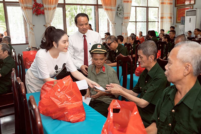 Diễn viên Lý Nhã Kỳ trao quà tặng các thương binh, người có công tỉnh Bà Rịa-Vũng Tàu