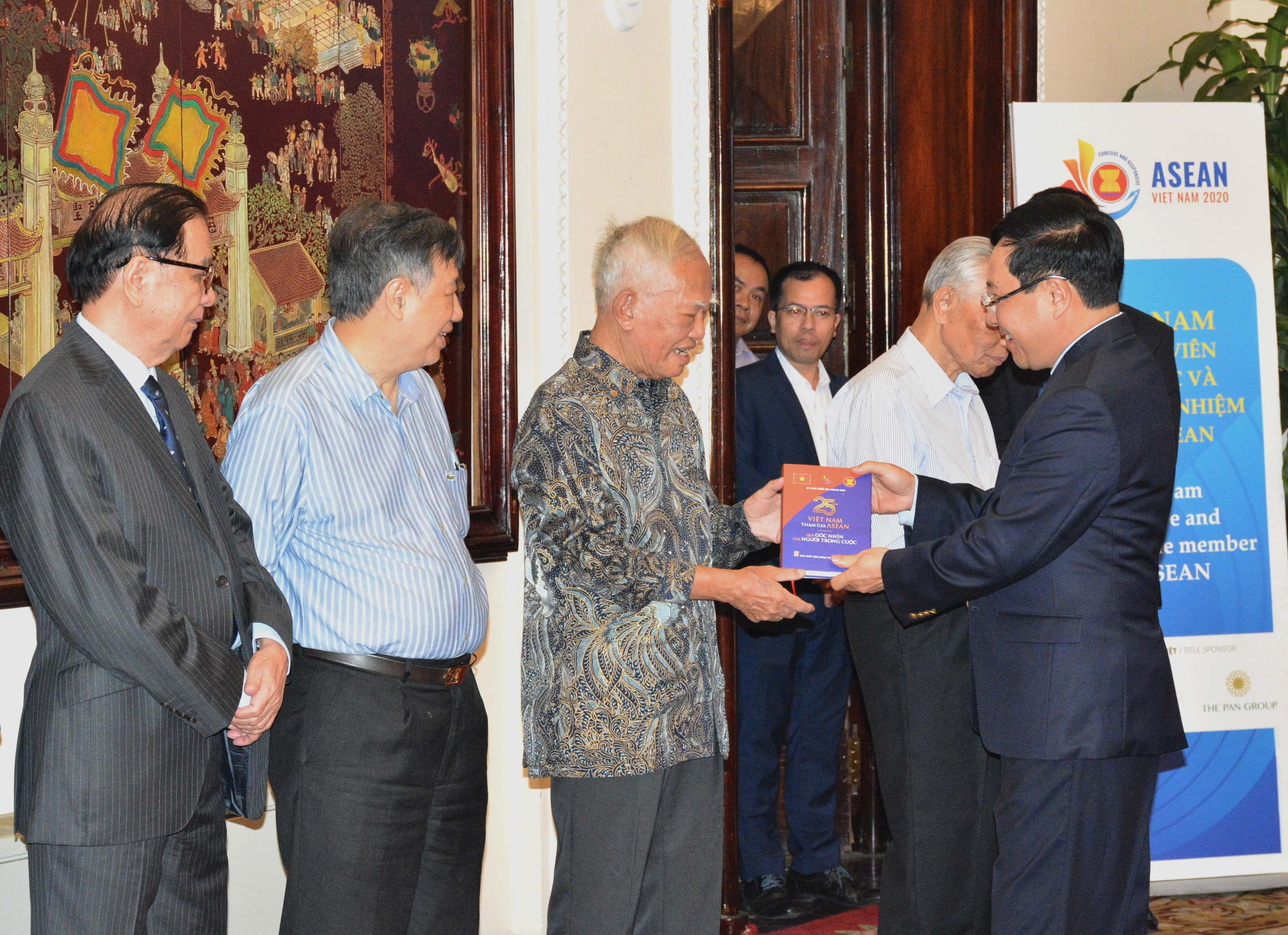 Ra mắt sách “25 năm Việt Nam tham gia ASEAN qua góc nhìn của người trong cuộc”