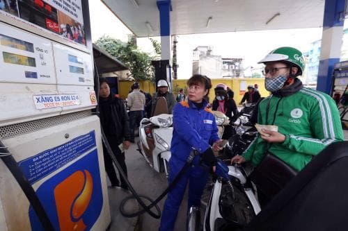 Xăng RON95 giữ nguyên giá so với kỳ trước, giá dầu tăng nhẹ