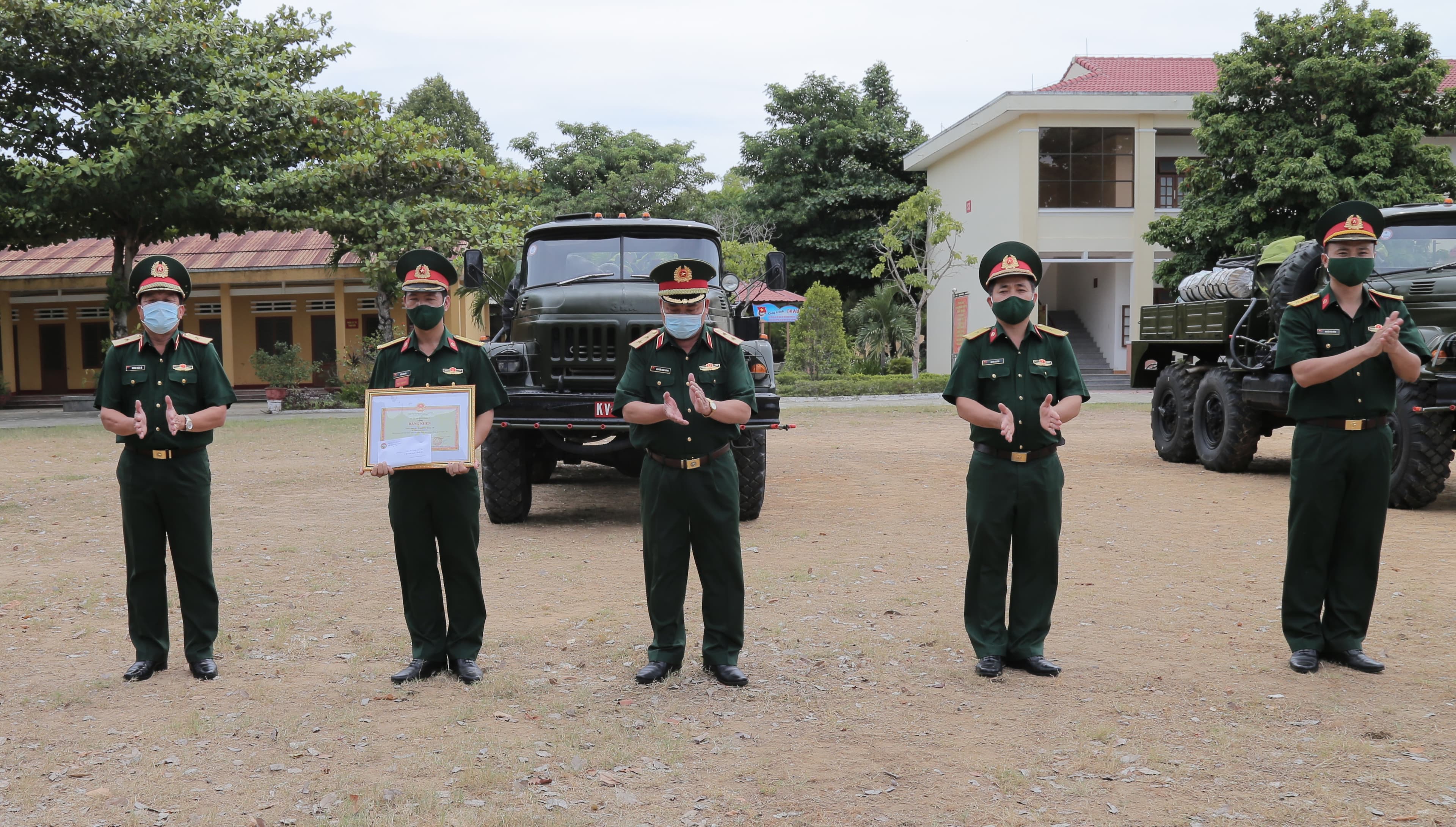 Quân khu 5 trao Bằng khen tặng Tiểu đoàn Phòng hóa 78 và Đội Y học dự phòng