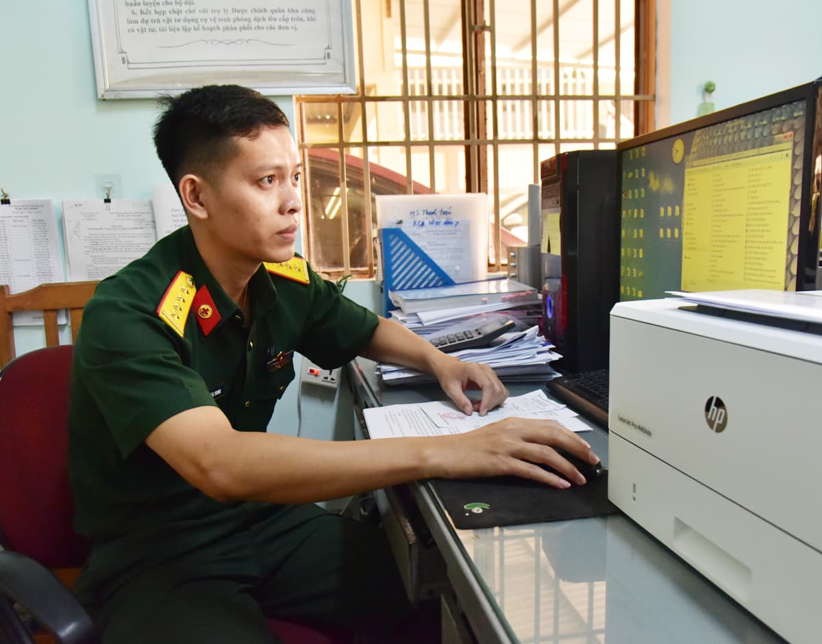 Bác sĩ quân y tận tâm với công việc