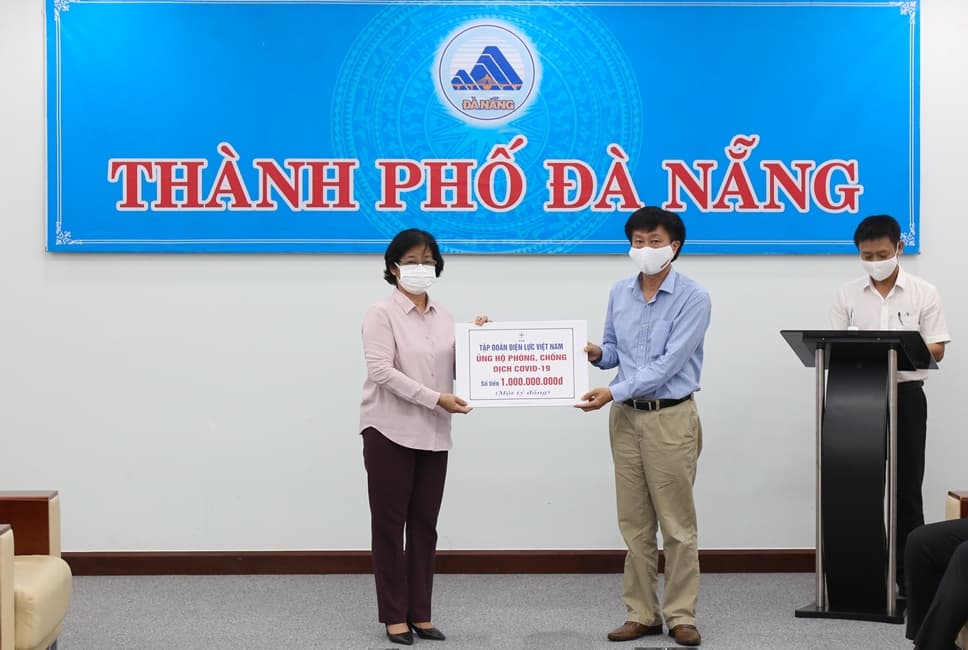 Trao 1,5 tỷ đồng hỗ trợ công tác phòng, chống dịch Covid-19 tại Đà Nẵng