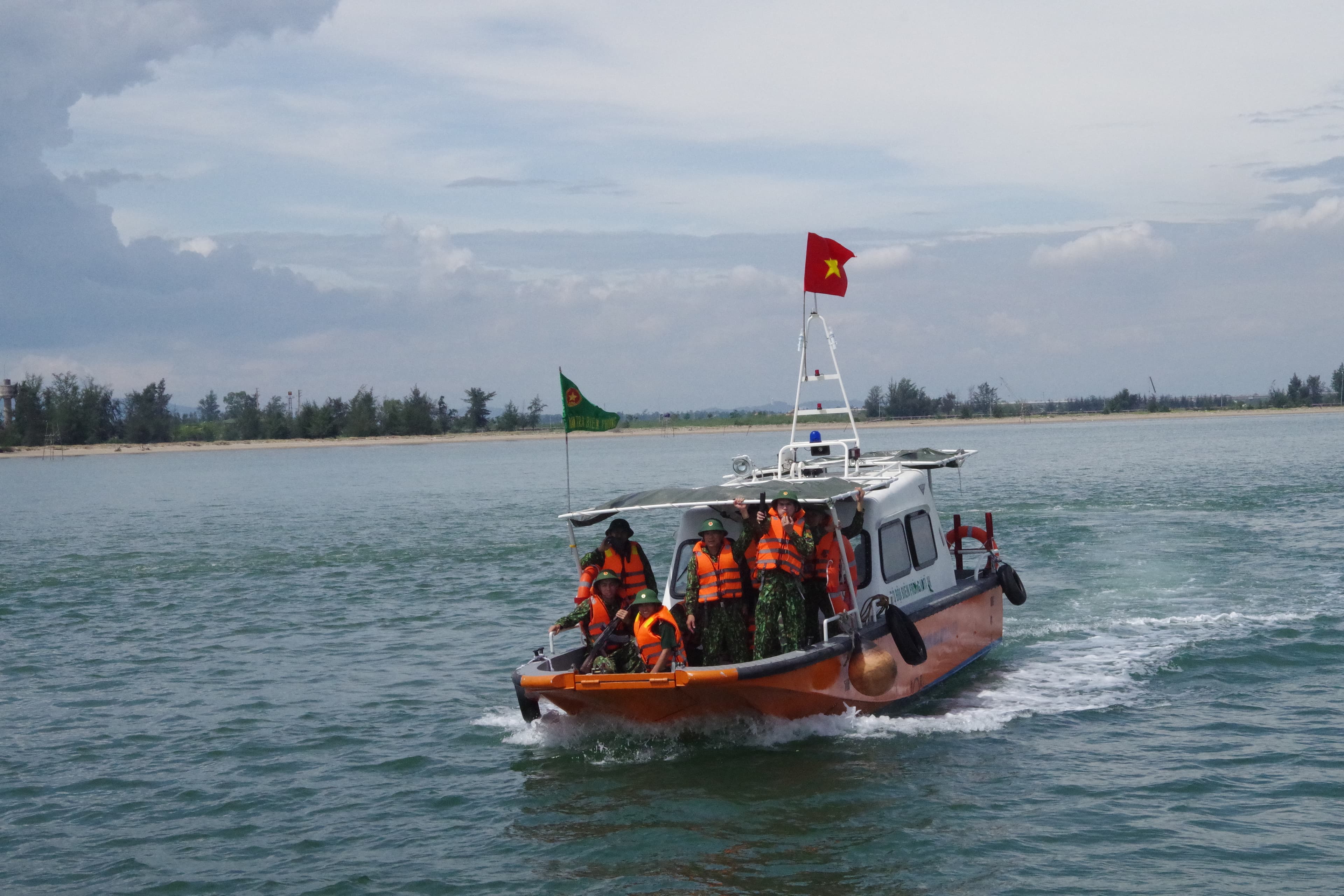 Các cơ đơn vị LLVT chủ động ứng phó bão số 2
